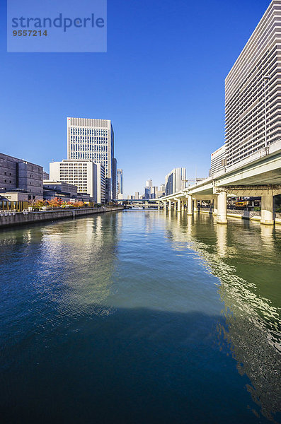 Japan  Osaka  Nakanoshima Bezirk  Wolkenkratzer am Wasser