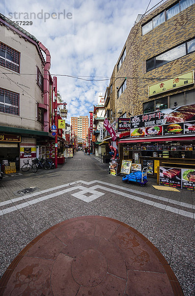 Japan  Kobe  Fußgängerzone mit Gebäuden