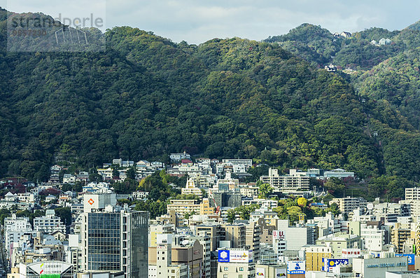 Japan  Kobe  Stadtbild mit Berg