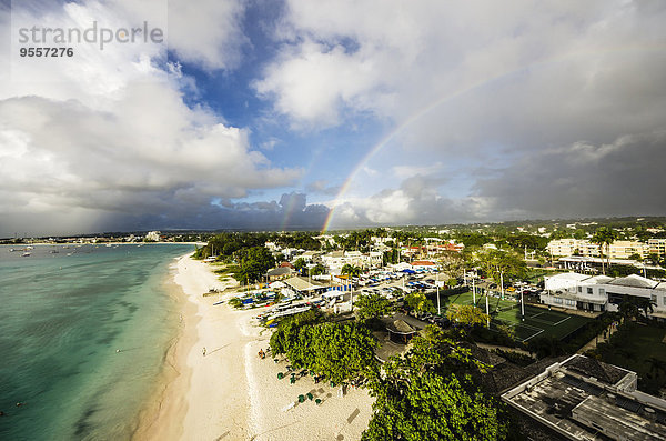 Karibik  Antillen  Kleine Antillen  Barbados  Strand bei Garrison  Regenbögen