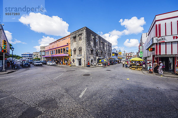 Karibik  Antillen  Kleine Antillen  Barbados  Bridgetown  Straße und Häuser