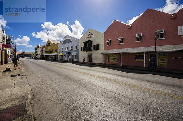 Karibik  Antillen  Kleine Antillen  Barbados  Bridgetown  Straße und Häuser