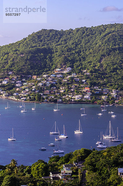 Karibik  Antillen  Kleine Antillen  Grenadinen  Bequia  Bucht mit Segelbooten