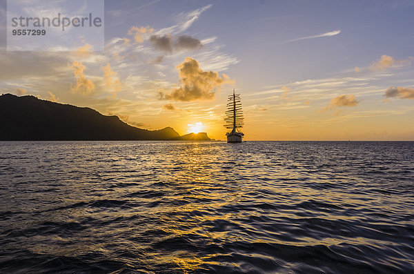 Karibik  Antillen  Kleine Antillen  Grenadinen  Bequia  Karibisches Meer  Segelschiff bei Sonnenuntergang