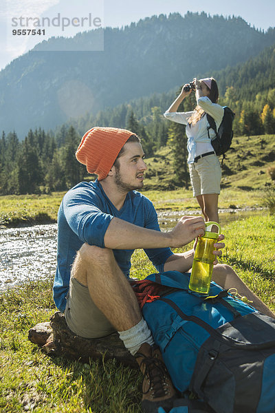 Österreich  Tirol  Tannheimer Tal  zwei junge Wanderer zum Entspannen