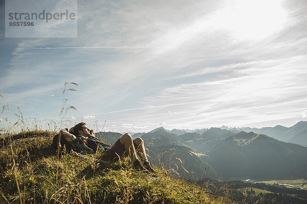 Österreich  Tirol  Tannheimer Tal  junger Wanderer beim Ausruhen