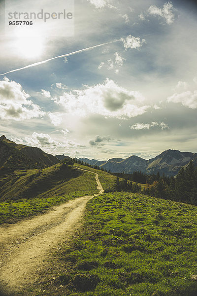 Österreich  Tirol  Tannheimer Tal  Wanderweg in der Bergwelt