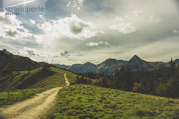 Österreich  Tirol  Tannheimer Tal  Wanderweg in der Bergwelt