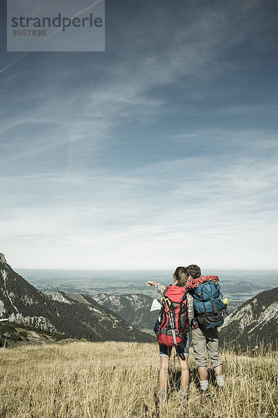 Österreich  Tirol  Tannheimer Tal  junge Wanderer auf der Landkarte
