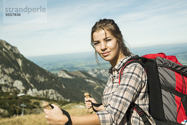 Österreich  Tirol  Tannheimer Tal  lächelnde junge Frau auf Wanderung
