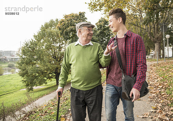 Senior Mann und erwachsener Enkel im Park