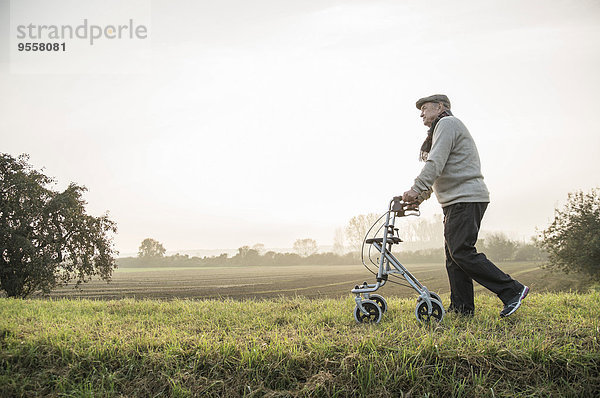 Älterer Mann mit Radwanderer beim Wandern in ländlicher Landschaft