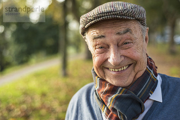 Porträt eines glücklichen älteren Mannes im Freien