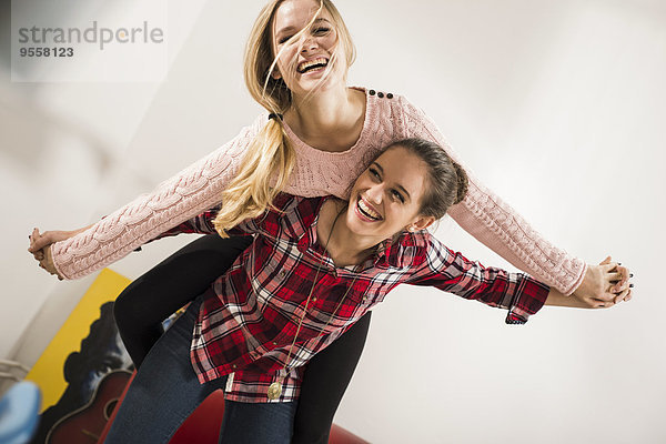 Zwei Freundinnen  die sich zu Hause amüsieren