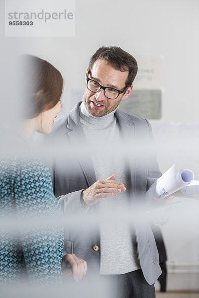 Architektin und Frau im Büro im Gespräch