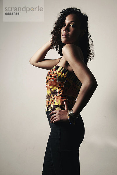 Porträt einer jungen Frau mit Afro-Top mit Musterung