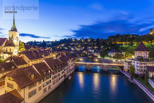 Schweiz  Bern  Stadtbild mit Untertorbrücke  Nydeggkirche und Aare am Abend