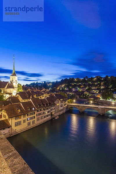Schweiz  Bern  Stadtbild mit Untertorbrücke  Nydeggkirche und Aare am Abend