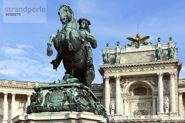 Österreich  Wien  Blick auf die beleuchtete Hofburg und die Equeatrian Sculpture Prince Eugen im Vordergrund