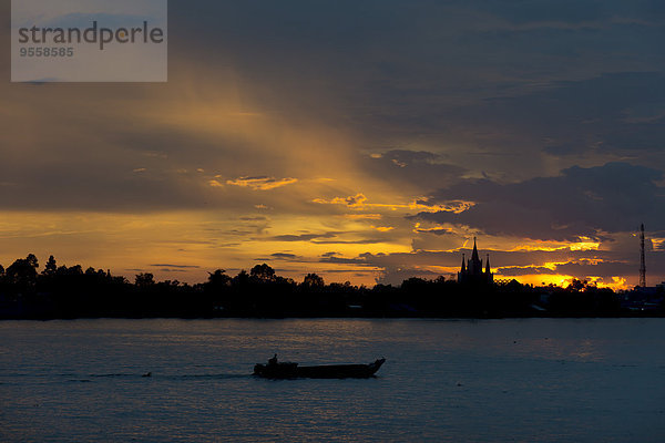 Vietnam  An Giang  Autofähre auf dem Mekong bei Long Xuyen