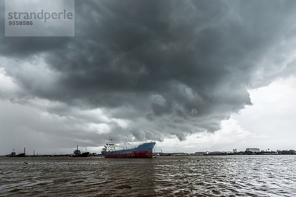 Vietnam  An Giang  Long Xuyen  Gewitterwolken über dem Mekong Fluss