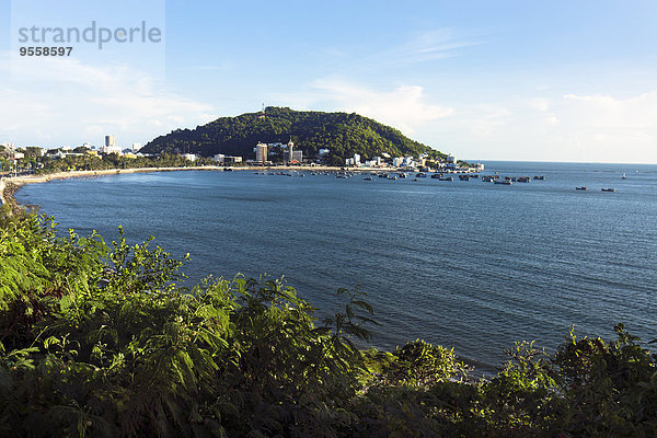 Vietnam  Vung Tau  Blick auf Badebucht und Small Mountain Nui Nho