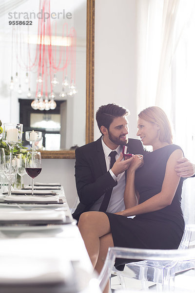 Elegantes Paar mit Verlobungsring im Restaurant