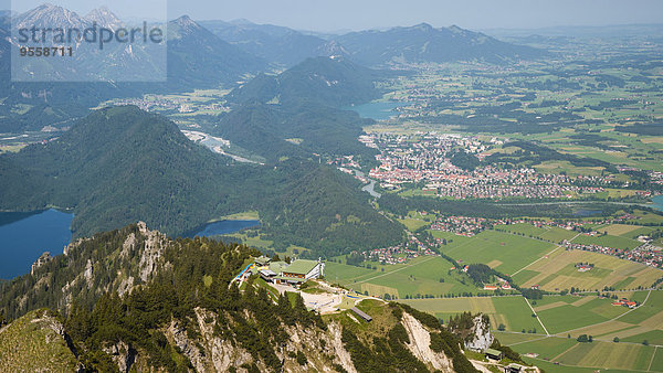 Deutschland  Bayern  Schwaben  Ostallgäu  Tegelberg  Blick auf die Bergstation der Tegelbergbahn und Füssen  Lechtal in Österreich im Hintergrund.
