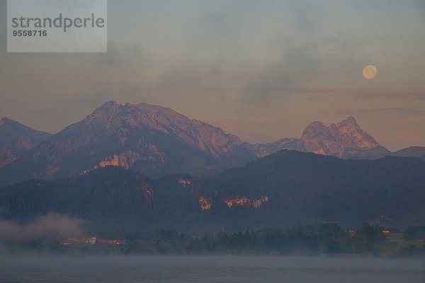 Deutschland  Bayern  Füssen  Morgenlicht bei Vollmond am Hopfensee