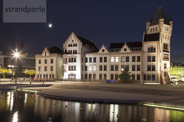 Deutschland  Nordrhein-Westfalen  Dortmund-Hörde  Phoenix See  Schloss Hoerde bei Nacht