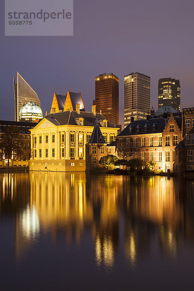 Niederlande  Den Haag  Binnenhof  Hochhäuser und Museum Mauritshuis bei Nacht