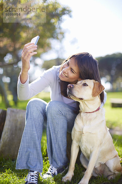 Frau  die einen Selfie mit ihrem Hund nimmt