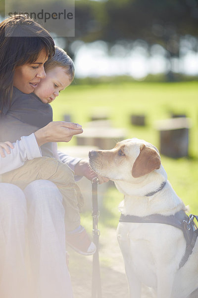 Mutter und kleiner Sohn mit Hund