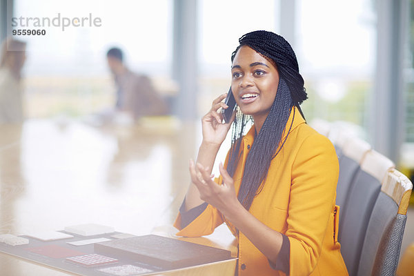 Portrait der Geschäftsfrau beim Telefonieren mit dem Smartphone