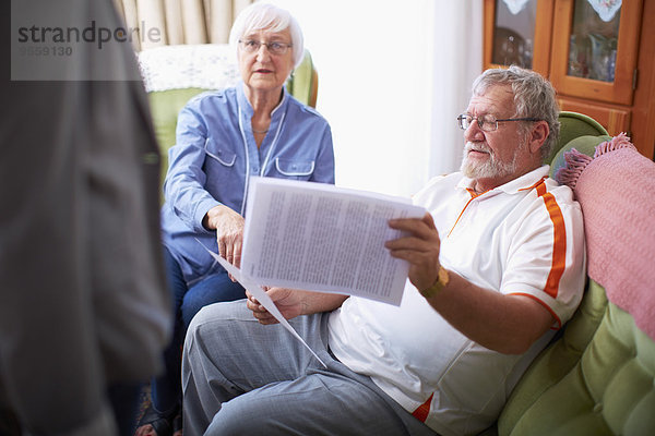 Seniorenpaar liest Dokument