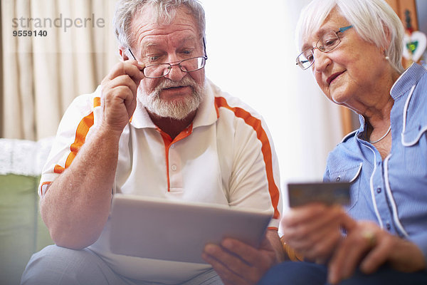 Seniorenpaar online einkaufen zu Hause
