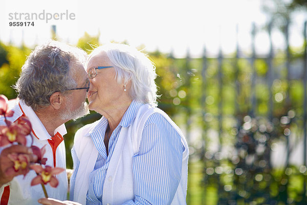 Seniorenpaar beim Küssen im Park