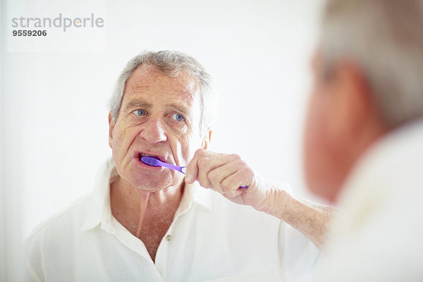 Älterer Mann Zähne putzen