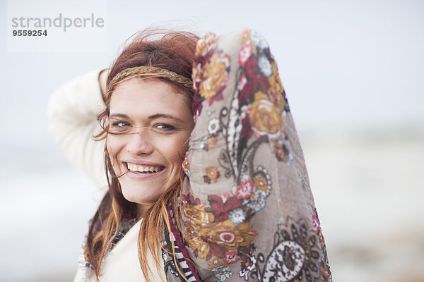 Porträt einer glücklichen jungen Frau mit Tuch