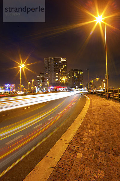 Südafrika  Kapstadt  Lichtspuren an belebter Straße bei Nacht