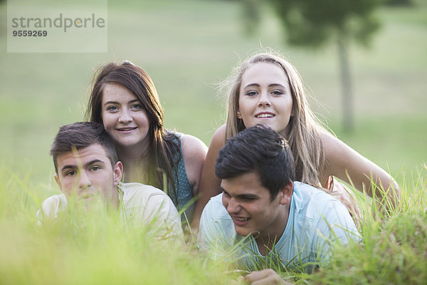 Zwei Teenager-Paare auf einer Wiese