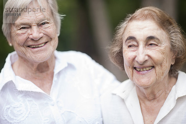 Zwei lächelnde Seniorinnen in einem Senioren-Dorf
