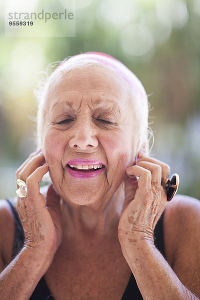 Porträt einer optimistischen Seniorin