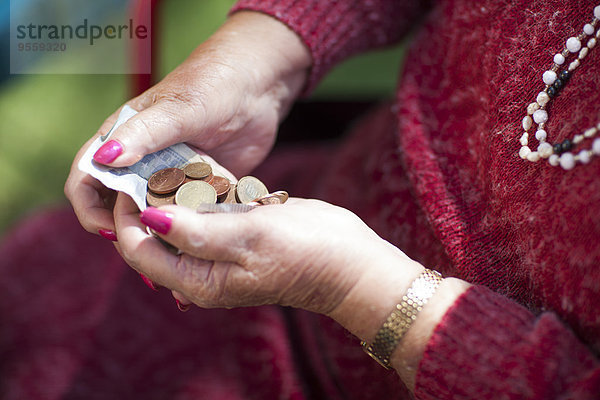 Geld in den Händen der Seniorin