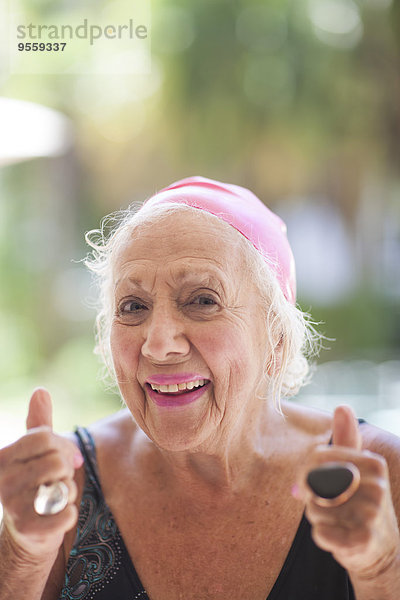 Porträt einer optimistischen Seniorin