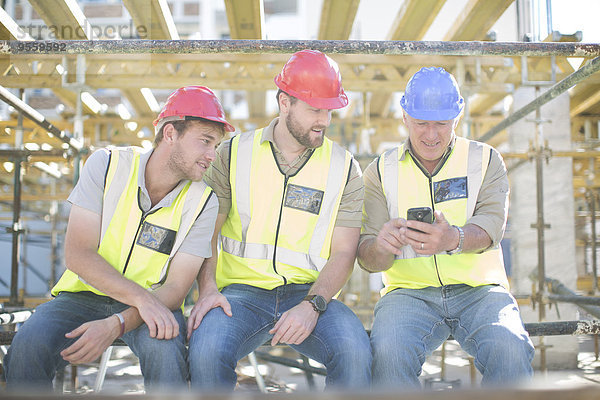 Bauarbeiter mit Handy in der Pause
