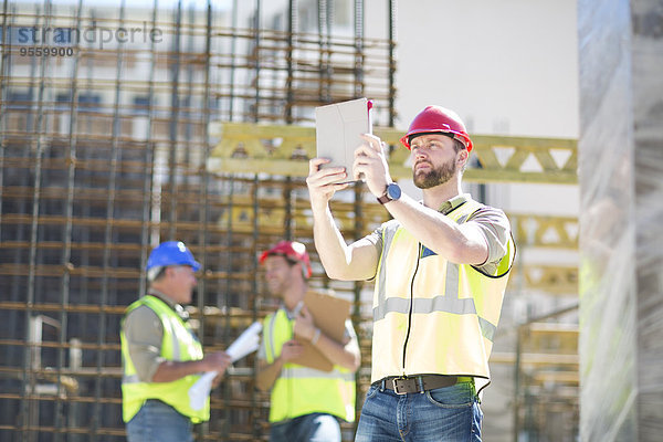 Bauarbeiter mit digitalem Tablett auf der Baustelle