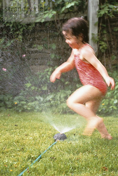 Badebekleidung rennen Rasensprenger Ansicht Bewegungsunschärfe Mädchen
