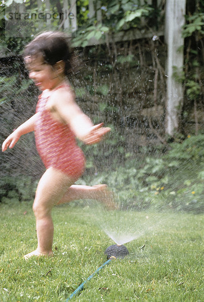 Badebekleidung Rasensprenger Ansicht Bewegungsunschärfe Mädchen spielen