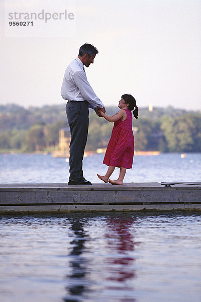 stehend Hände halten Händchen halten händchenhaltend Hand in hand Menschlicher Vater Dock Tochter